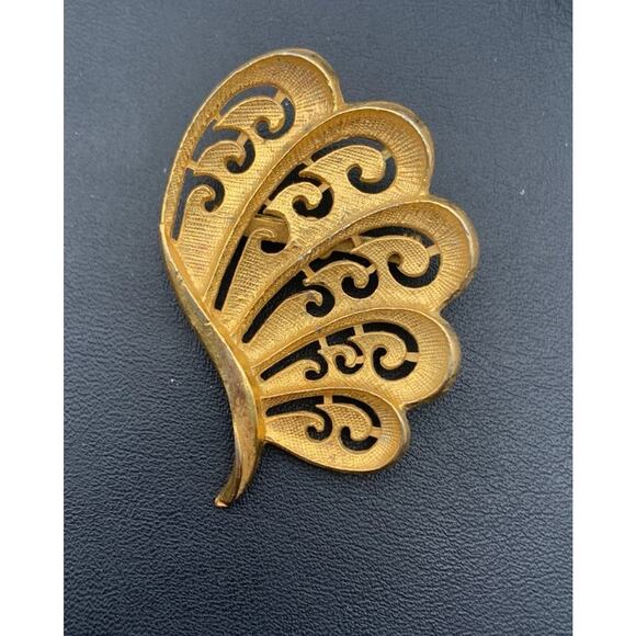 Vintage Etched Brushed Gold Tone Swirl Wing Brooch - Picture 1 of 4